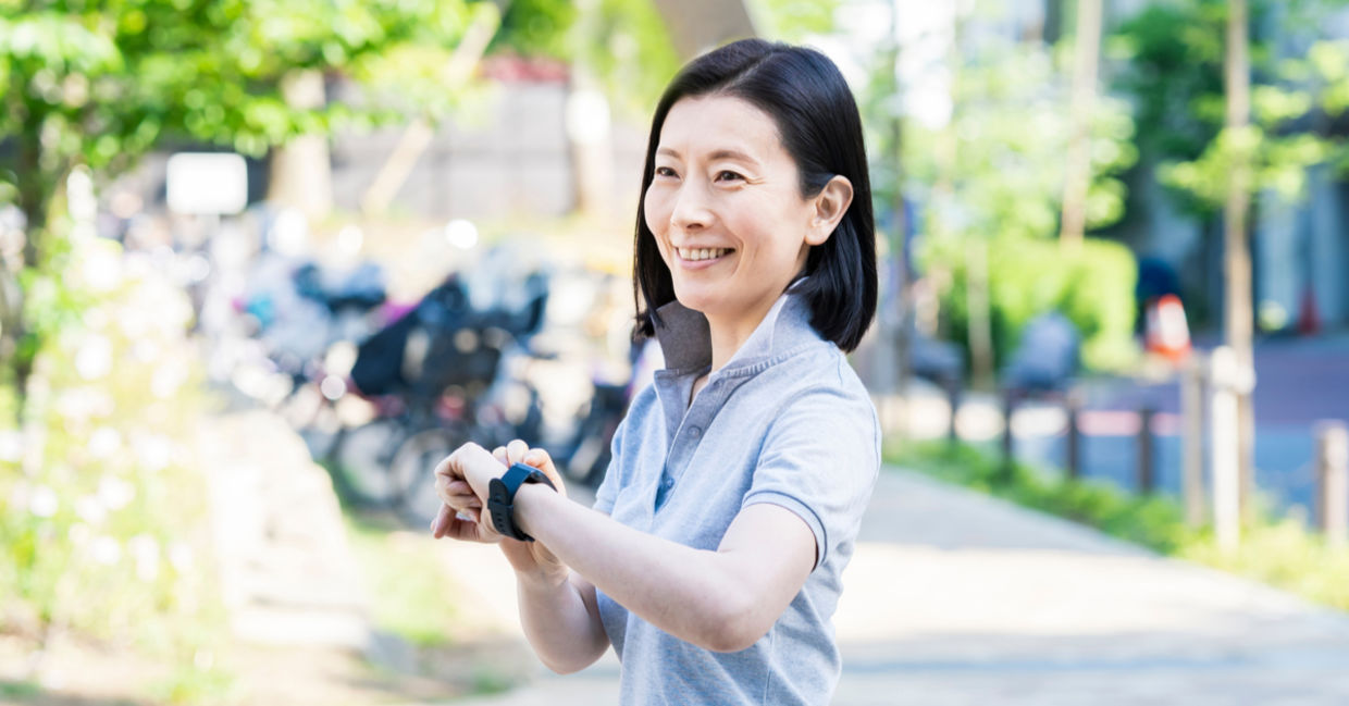 A woman works out using a pedometer. A woman works out using a pedometer.
