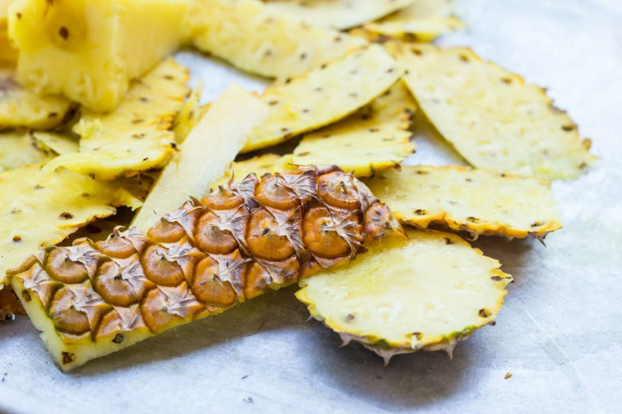 Use pineapple peels in tropical beverages. Use pineapple peels in tropical beverages.