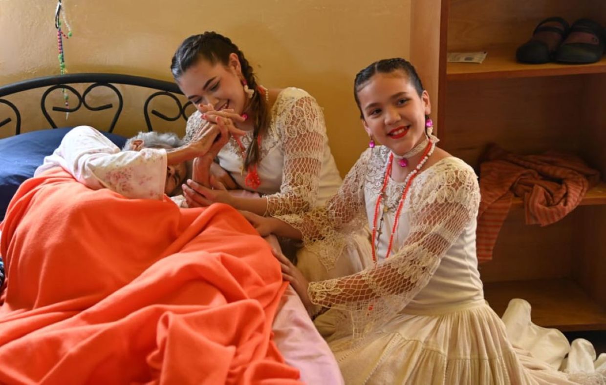 Volunteers in Paraguay give back to the elderly. Volunteers in Paraguay give back to the elderly.