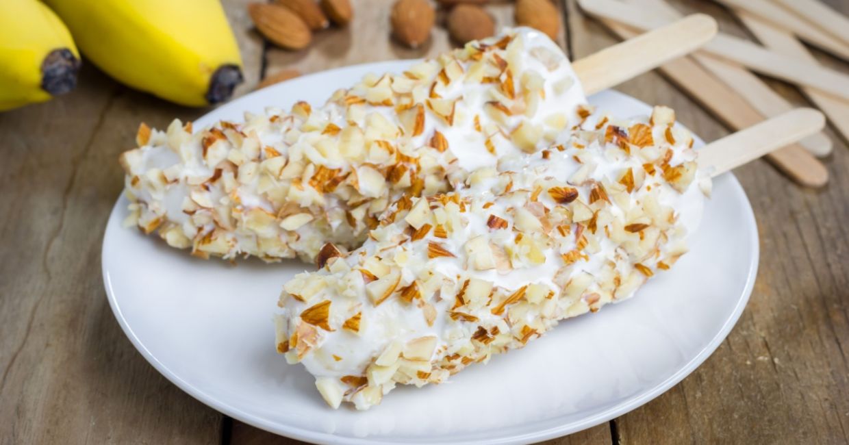 Frozen bananas coated with yogurt and almonds are a healthier choice. Frozen bananas coated with yogurt and almonds are a healthier choice.